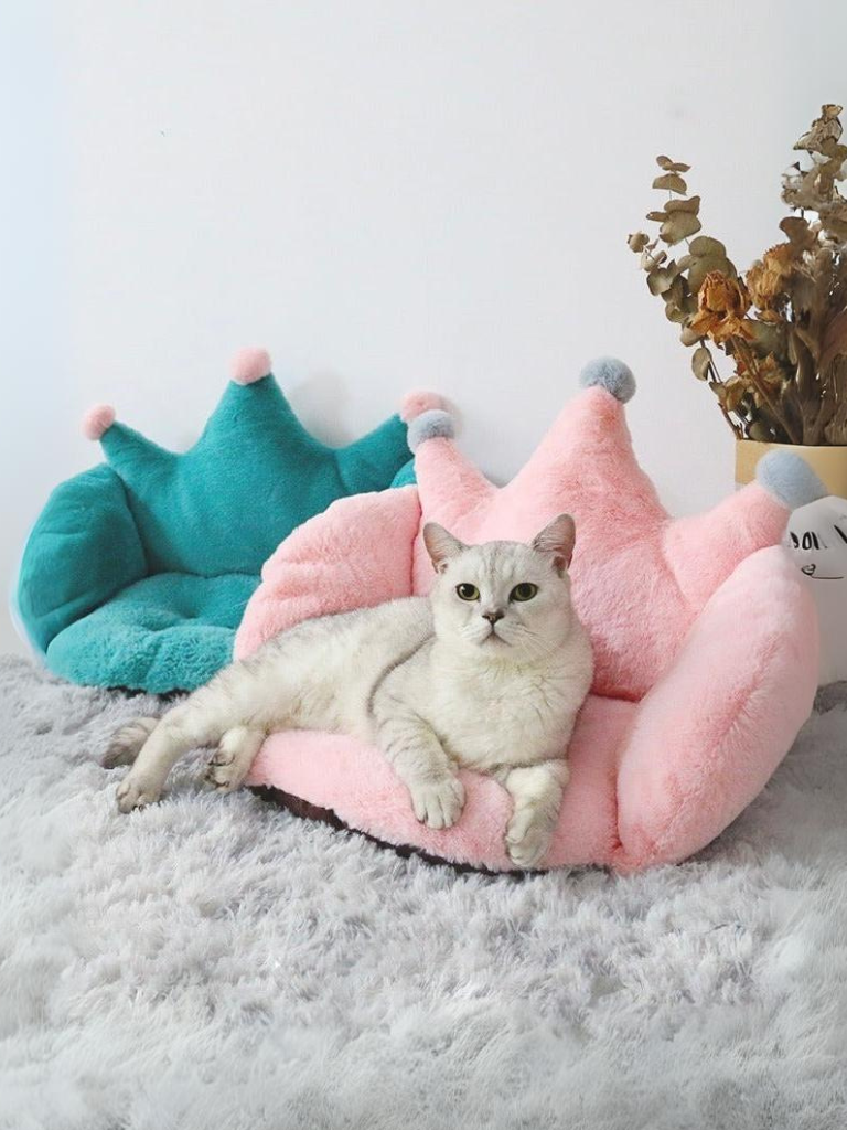 King Cat Bed – Royal Comfort for Your Feline Majesty