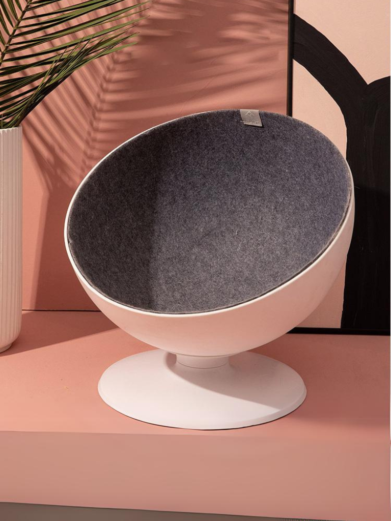Celebrity style rotating cat bed